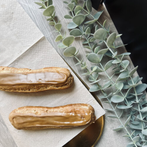Eclair au café